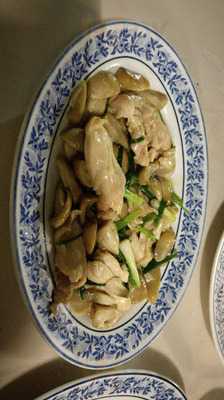 ส้มตำไก่ย่างริมบึง