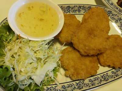 ส้มตำไก่ย่างริมบึง