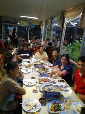 ส้มตำไก่ย่างริมบึง