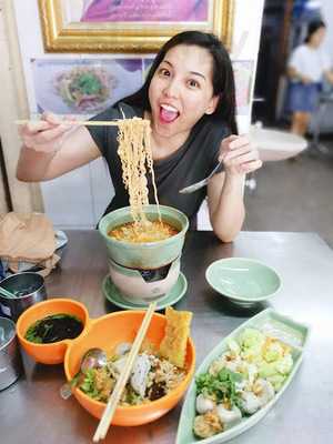 ก๋วยเตี๋ยวลูกชิ้นปลานายง้วนจอมทอง