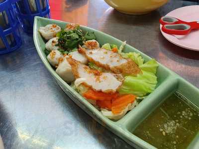 ก๋วยเตี๋ยวลูกชิ้นปลานายง้วนจอมทอง