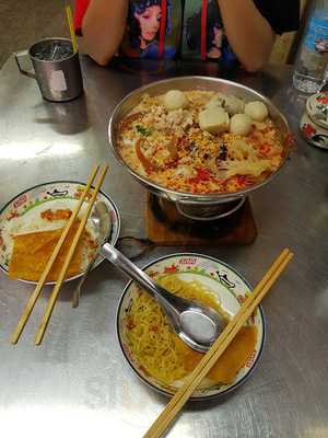 ก๋วยเตี๋ยวลูกชิ้นปลานายง้วนจอมทอง