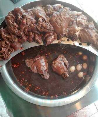 ข้าวขาหมูดินแดง