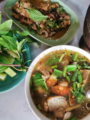 ช ช้างส้มตำยกครก