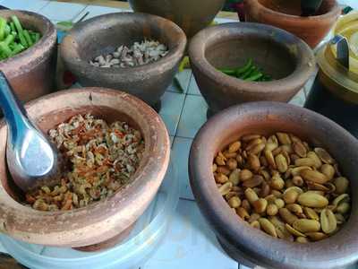 ช ช้างส้มตำยกครก