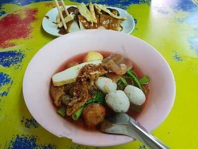 ร้านก๋วยเตี๋ยว วโรชา (เต็ง)