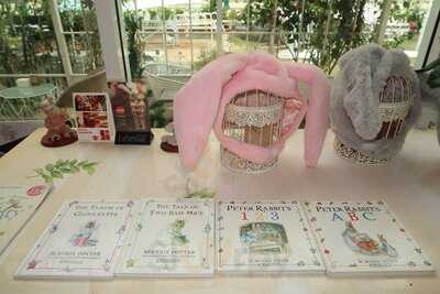 Peter Rabbit English Tea Time