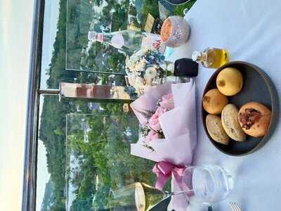 The View Dining At The Peak