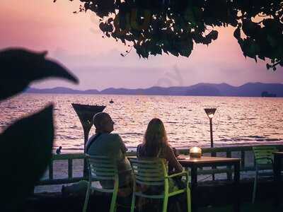 ชายเลน์ ดิ คาเฟ่