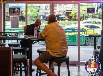 Buddy's Bar & Grill (soi 8)