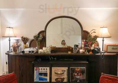 House 38 Cat And Home Studio Bar