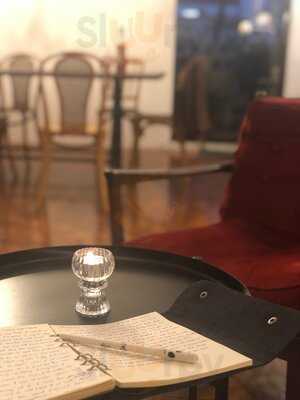 House 38 Cat And Home Studio Bar