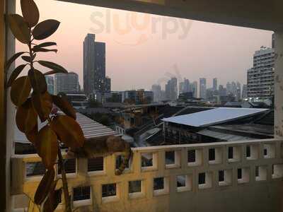 House 38 Cat And Home Studio Bar