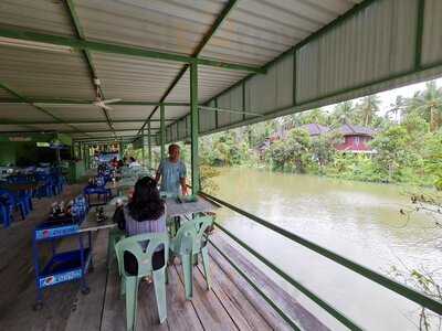 ร้านอาหาร บ้านริมน้ำ บางใบไม้