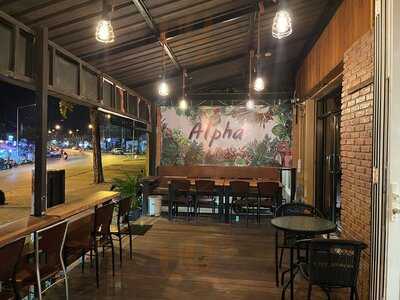 อัลฟ่า โฮสเทล คาเฟ่ แอนด์ บาร์
