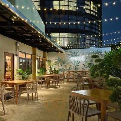 The Deck Bangkok (sukhumvit Soi 20)