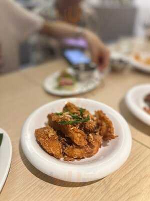 Kiki Bar & Bottle Shop