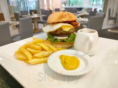 พิลลาร์ เรสเตอรองท์ แอนด์ บาร์