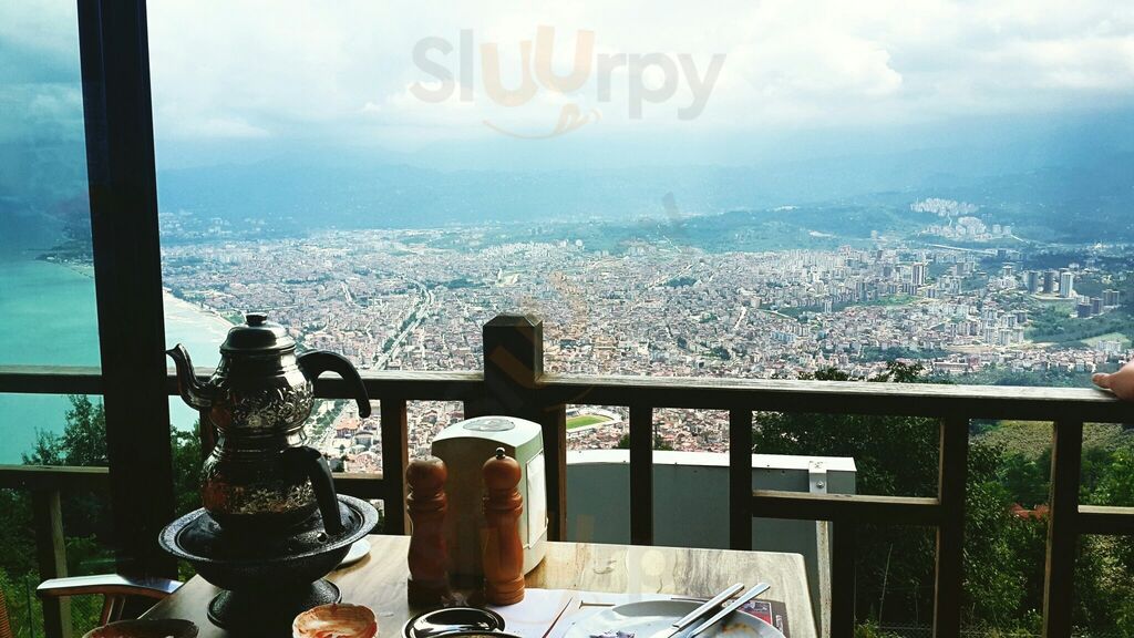 Balkon Cafe & Restaurant