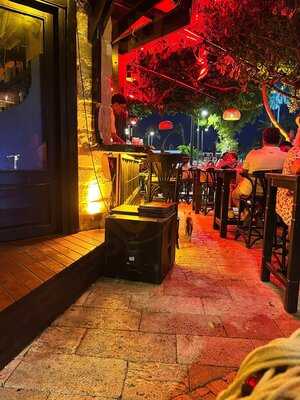 Side House Cafe & Bar