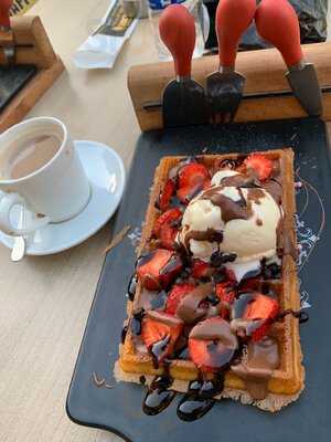 Vanillart Waffle & Coffee