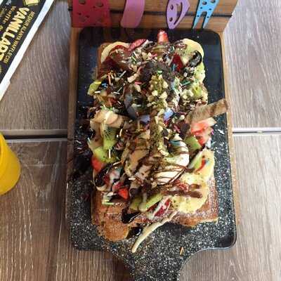 Vanillart Waffle & Coffee
