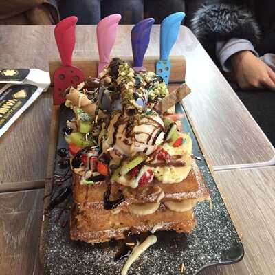 Vanillart Waffle & Coffee