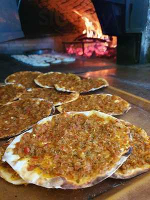 Karaçizmeli Lahmacun Ve Etli Pide
