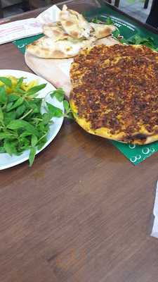 Karaçizmeli Lahmacun Ve Etli Pide