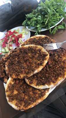 Karaçizmeli Lahmacun Ve Etli Pide
