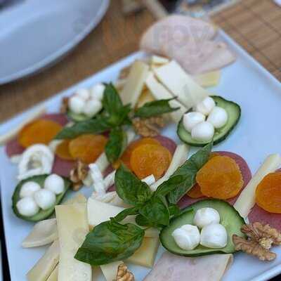 Conny's Restaurant And Bar