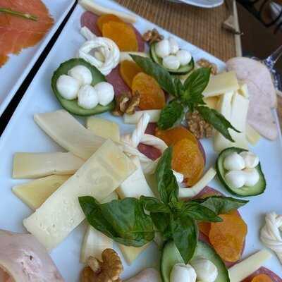 Conny's Restaurant And Bar