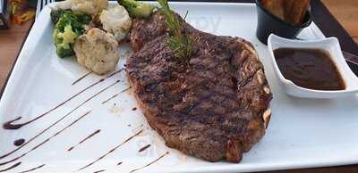 Mem-et Lounge Bar & Restaurant