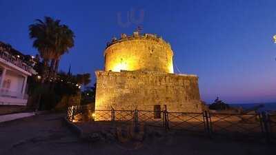 Castle Cafe & Bistro