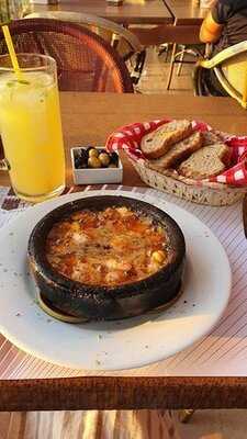 Castle Cafe & Bistro