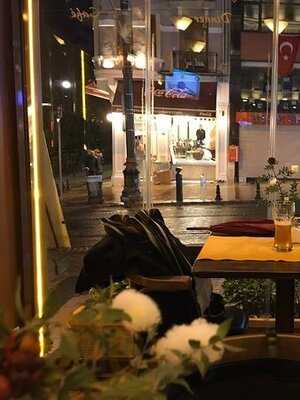 Cozy Restaurant Cafe & Pub