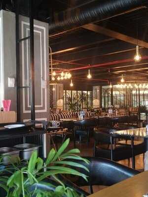 Happy Moon's Cafe Ve Restaurant