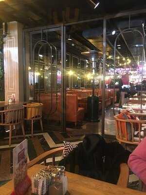 Happy Moon's Cafe Ve Restaurant