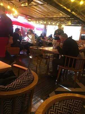 Happy Moon's Cafe Ve Restaurant