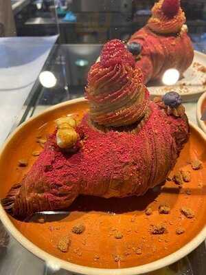 Brekkie Croissant & Cookie