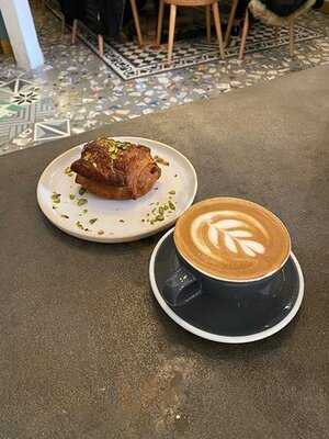 Brekkie Croissant & Cookie