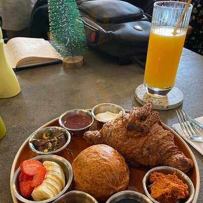Brekkie Croissant & Cookie