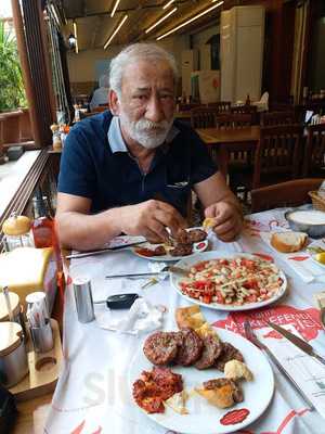 Tarihi Merkez Efendi Köftecisi Ahmet Usta