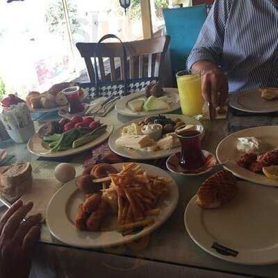 O Ağacın Altı Bambi Cafe