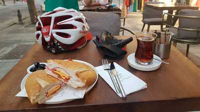 Le Petit Moulin Cafe