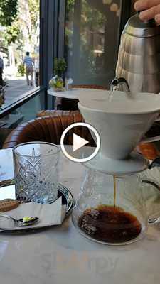 Le Petit Moulin Cafe