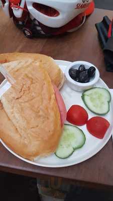 Le Petit Moulin Cafe