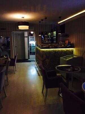8. Kat Cafe