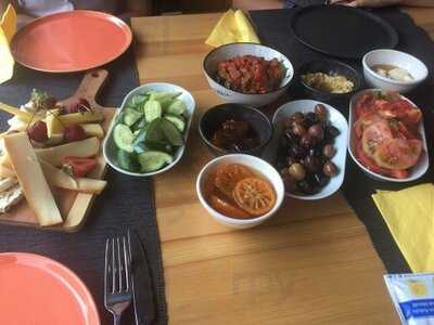 Madnut Cafe & Casual Dining