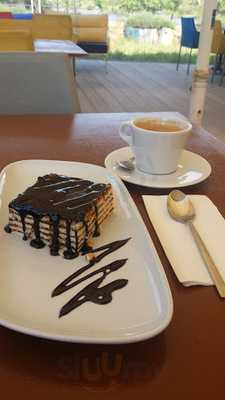 Les Mann's Cafe & Patisserie